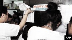 菲律宾选民在投票站查阅自己的文件