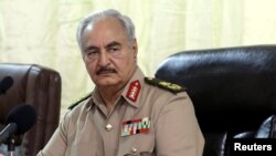 Khalifa Haftar, le commandant de la Libye dans l'est du pays, assiste à la conférence sur la sécurité générale, à Benghazi, Libye,14 octobre 2017.