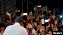 Presiden AS Barack Obama disambut warga setelah makan di restoran lokal di Hanoi, Vietnam (23/5). (Reuters/Carlos Barria)