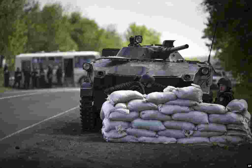 Slovyansk yaxınlığındakı Dolina kəndi yaxınlığında Ukrayna ordusu - 1 may. 2014 &nbsp;