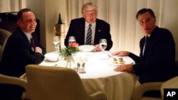 Presiden terpilih Donald Trump (tengah) makan malam bersama Mitt Romney (kanan) dan Reince Priebus di restoran Jean-Georges, New York, Selasa (29/11).