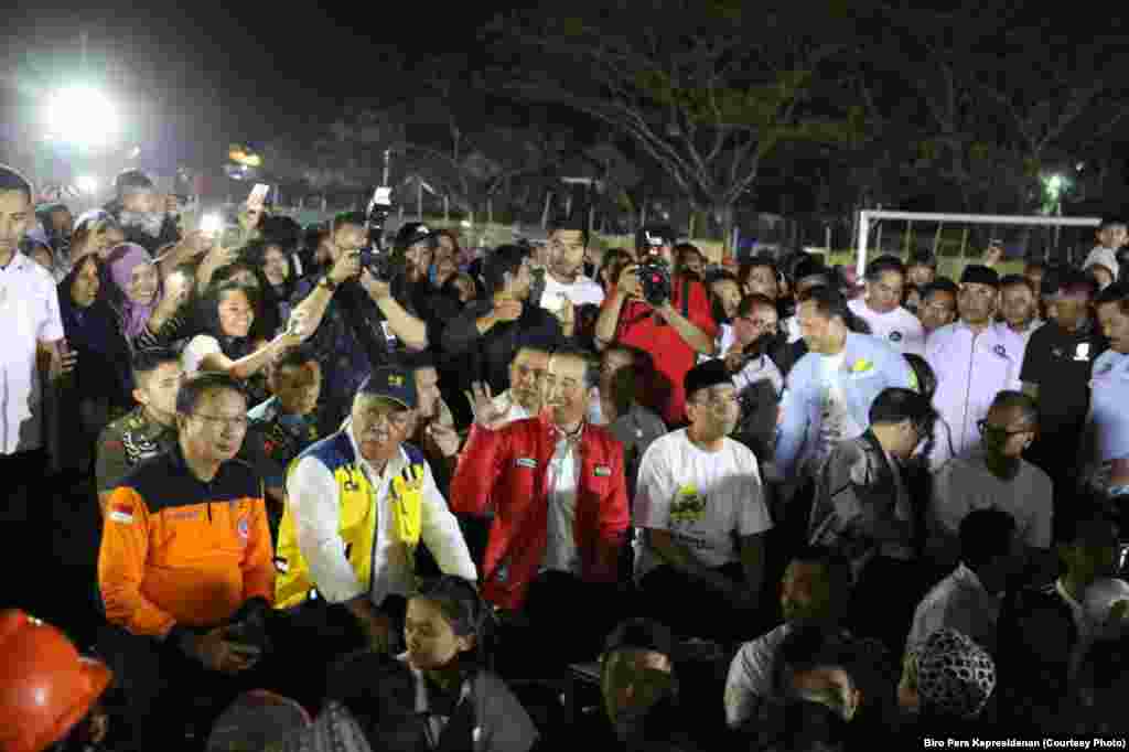 Presiden Joko Widodo menyaksikan penutupan Asian Games 2018 bersama para pengungsi Lombok, 2 September 2018.