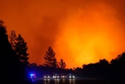 Los vehículos avanzaban por la autopista 168 mientras continúa el incendio Creek, el martes 8 de septiembre de 2020, cerca de Alder Springs, California.