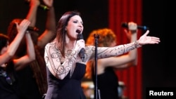 La cantante italiana Laura Pausini se solidariza con Venezuela durante su actuación en Viña del Mar.