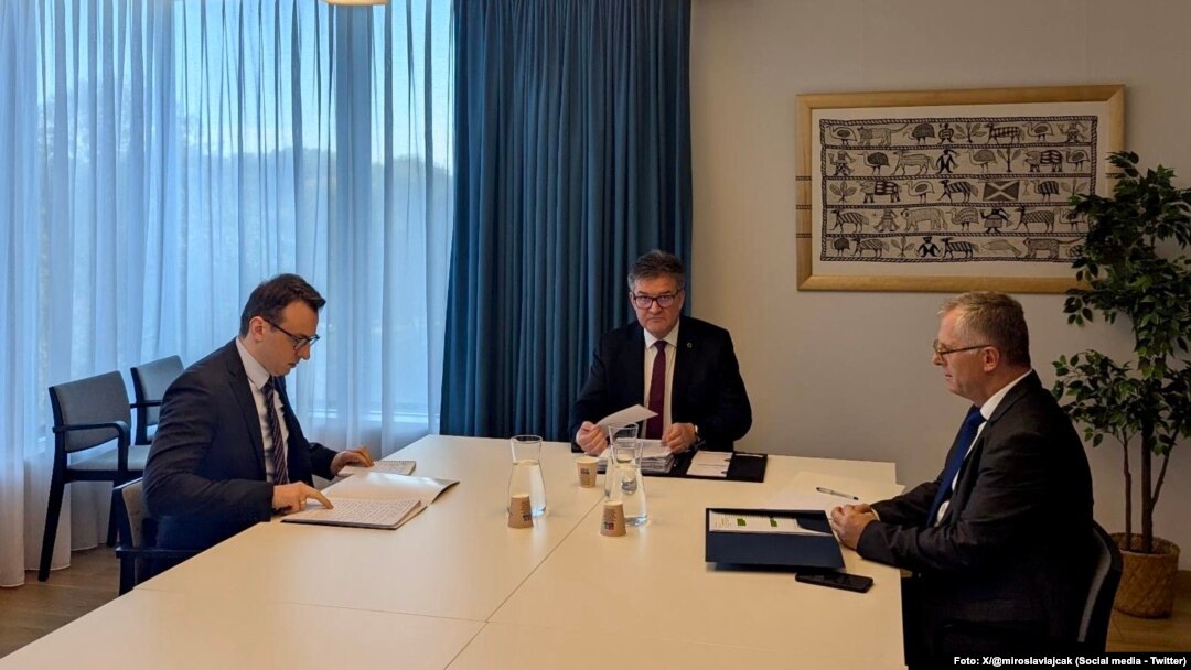 ARHIVA: Pregovarači Srbije i Kosova i specijalni predstavnik EU za dijalog Miroslav Lajčak u Briselu (Foto: X/@miroslavlajcak) 23.10.2024.