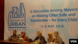 Wali Kota Surakarta Hadi Rudyatmo, Wali Kota Surabaya Tri Rismaharini dan Direktur Regional UNICEF Asia Timur dan Pasifik, Karin Hulshof memberikan keterangan kepada media usai pembukaan "Growing Up Urban Summit" di Surabaya. (Foto: VOA/Petrus Riski).