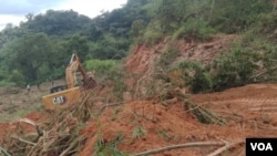 Un engin sur le site du double éboulement de la falaise de Dschang.