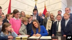 Gubernur Arkansas Sarah Huckabee Sanders menandatangani RUU Perbaikan Pendidikan pada 8 Maret 2023. Jumlah pekerja anak meningkat di AS sejak 2015. Meski jumlahnya lebih kecil daripada jumlah 20 tahun lalu, (Foto: AP)