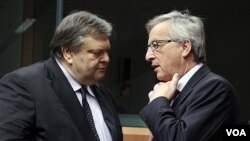 Menteri Keuangan Yunani Evangelos Venizelos (kiri) berbincang dengan Ketua Menkeu zona Euro, Jean-Claude Juncker di Brussels.