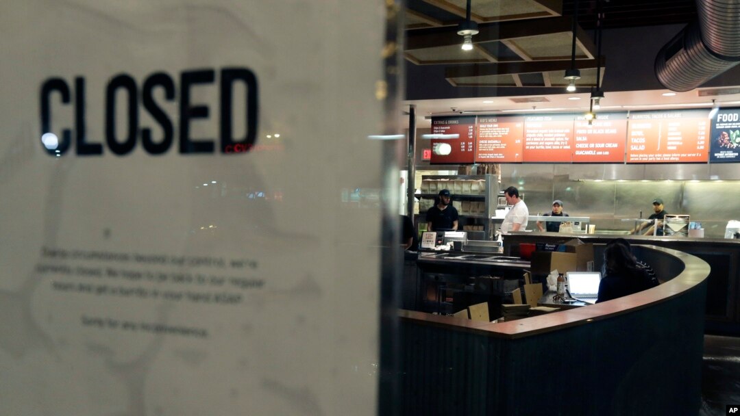 El restaurante Chipotle, localizado en Cleveland Circle, en Boston fue clausurado y está siendo desinfectado, luego que reportaran que uno de los empleados también enfermó el pasado jueves.