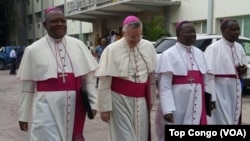 Askofu Luis Mariano Montemayor, wapili kutoka kushoto mwakilishi wa Vatican huko DRC akitembea na maskofu wenzake kuelekea ukumbi wa mazungumzo Kinshasa. Dismeba 8 2016 (VOA/Top Congo)