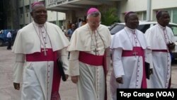 Deuxième de la gauche, Monseigneur Luis Mariano Montemayor, Nonce apostolique en RDC, marche avec des évêques congolais avant l’ouverture du dialogue politique, à Kinshasa, RDC, 8 décembre 2016. (VOA/Top Congo)