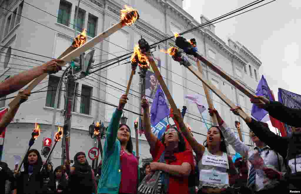 Para anggota organisasi-organisasi feminis ambil bagian dalam demonstrasi melawan kekerasan gender pada Hari Internasional untuk Penghapusan Kekerasan Terhadap Perempuan di Valparaiso, Chile (25/11). (Reuters/Rodrigo Garrido)