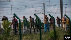 Sebagian dari para imigran gelap yang berhasil menyeberangi terminal Eurotunnel di Frethun, Perancis utara, Selasa (28/7).