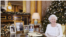 En esta fotografía difundida el lunes 25 de diciembre de 2017, la reina Isabel II posa sentada en un escritorio en la habitación 1844 del Palacio de Buckingham, en Londres, después de grabar su mensaje por el día de la Navidad que sería transmitido a la mancomunidad británica.