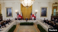 조 바이든 미국 대통령과 페르디난드 마르코스 필리핀 대통령, 기시다 후미오 일본 총리가 11일 백악관에서 3자 정상회의를 열었다.