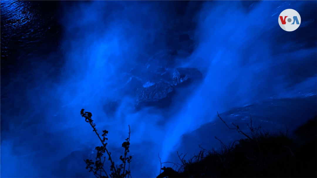Vista nocturna de las Cataratas del Niágara,  el viernes 14 de mayo de 2021.