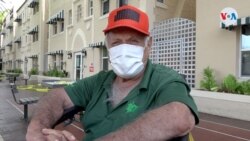 Rodolfo Izaguirre, que vive en una residencia para la tercera edad de Miami Beach (Florida), dice que está "satisfecho" por todas las ayudas del gobierno durante la pandemia. Foto: Antoni Belchi / VOA