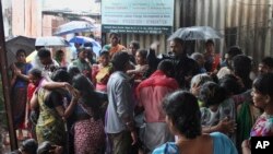 Suasana duka keluarga korban tewas akibat miras berancun di kawasan kumuh, Malad, utara Mumbai, India, 19 Juni 2015. (Foto: dok). 