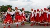 اجرای رقصنده ها به مناسبت تولد لیونل مسی در نزدیکی محل تمرین و اسکان تیم ملی آرژانتین در جام جهانی روسیه