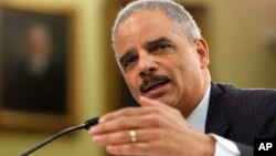 Eric Holder se refirió al fallo de la Corte Suprema según el cual los matrimonios gay tienen derecho a igual protección bajo la ley.