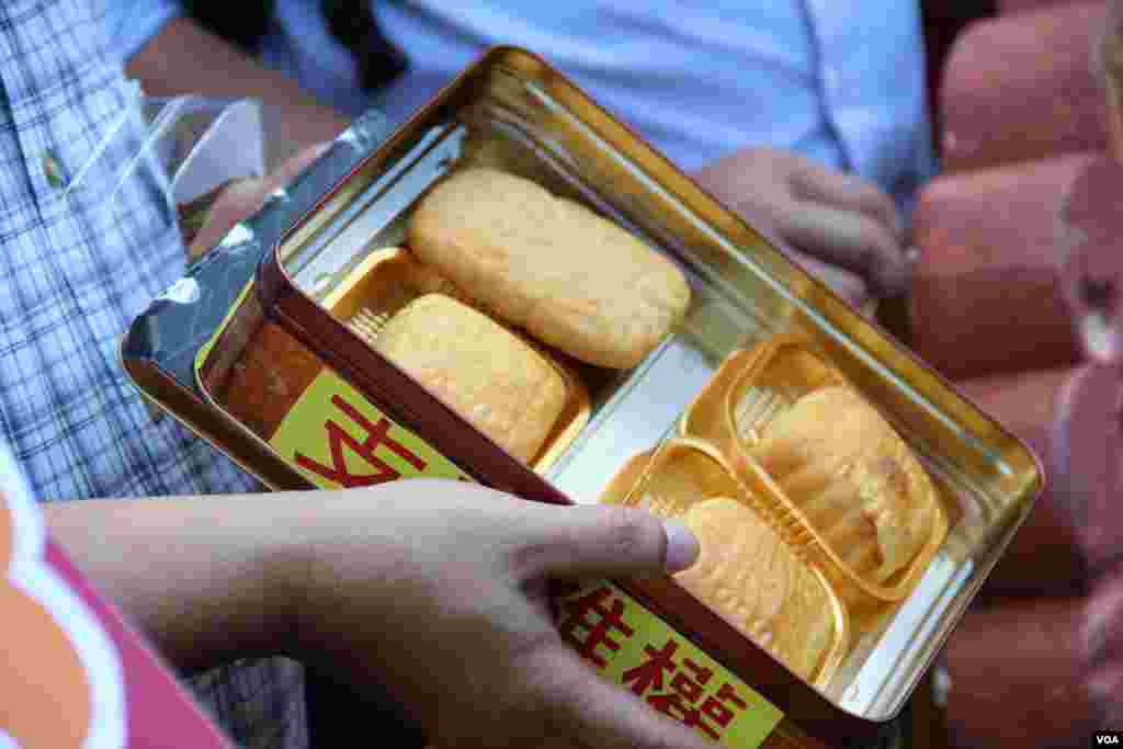 香港支联会到中联办为中国内地在押不同政见人士送月饼（ 美国之音海彦拍摄）