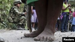 Los pies de una campesina en Colombia. Una matanza en el departamento de Antioquia dejó 10 campesinos muertos y uno herido.