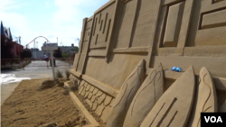 모래 조각가인 맷 롱 씨가 쌓고 있는 모래성. 