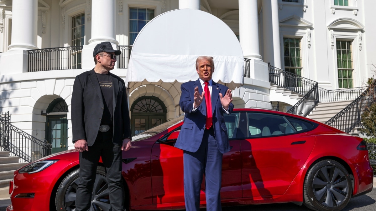 Juez ordena al gobierno de Trump reincorporar a miles de trabajadores despedidos
