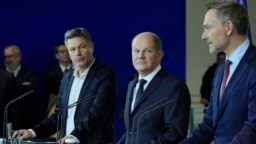 15 Kasım 2023 - Yeşiller Partisi'nden Ekonomi Bakanı Robert Habeck (solda), Başbakan Olaf Scholz (ortada) ve Hür Demokrat Parti (FDP) Lideri ve Maliye Bakanı Christian Lindner (sağda), Berlin'de bir basın toplantısında. 