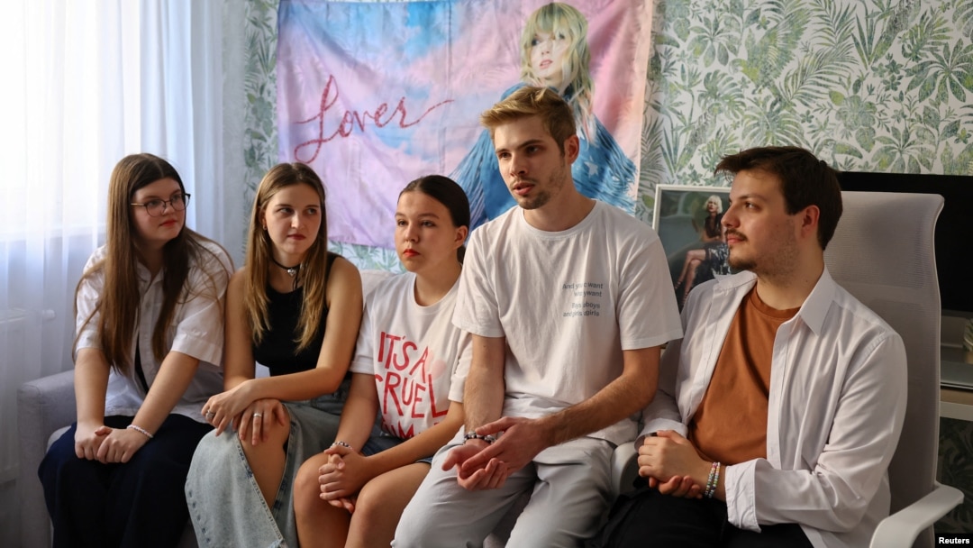 Los fans de Taylor Swift, Evgenia, Elizaveta, Diana, Artem y Dmitry, se reúnen en Lyubertsy, en las afueras de Moscú, Rusia, el 15 de septiembre de 2024. REUTERS 