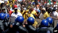 Estudantes manifestando contra a subida de propinas