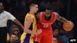 James Harden des Houston Rockets, à droite, Staples Center, Los Angeles, Californie, le 28 octobre 2014. 