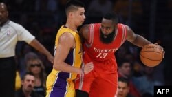 James Harden des Houston Rockets, à droite, Staples Center, Los Angeles, Californie, le 28 octobre 2014. 