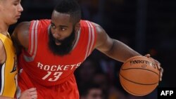 James Harden des Houston Rockets Rockets, le 28 octobre 2014 au Staples Center à Los Angeles, en Californie. AFP PHOTO / Robyn B