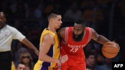 James Harden des Houston Rockets, à droite, lors d'un match contre les Los Angeles Lakers, USA, le 28 octobre 2014.