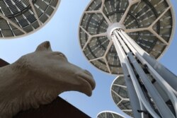 Los árboles de energía se ven junto a una escultura de camello en Terra, The Sustainability Pavilion, durante una gira de medios en el sitio de la Dubai World Expo en Dubai, Emiratos Árabes Unidos, el sábado 16 de enero de 2021. [Foto AP]