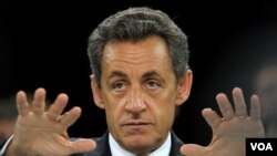 El incidente ocurrió cuando Sarkozy le daba la mano a un grupo de personas que esperaban detrás de unas barreras el paso del presidente.