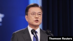 El presidente de Corea del Sur, Moon Jae-in, pronuncia su discurso durante una conferencia de prensa en Seúl, el lunes 10 de mayo de 2021.