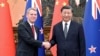 Perdana Menteri Selandia Baru Chris Hipkins, kiri, berjabat tangan dengan Presiden China Xi Jinping sebelum pertemuan mereka di Aula Besar Rakyat di Beijing, Selasa, 27 Juni 2023. (Shen Hong/Xinhua via AP)