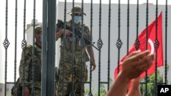 سربازان تونسی از ورود نمایندگان به پارلمان آن کشور جلوگیری کرده‌اند (۲۶ ژوئیه ۲۰۲۱) 