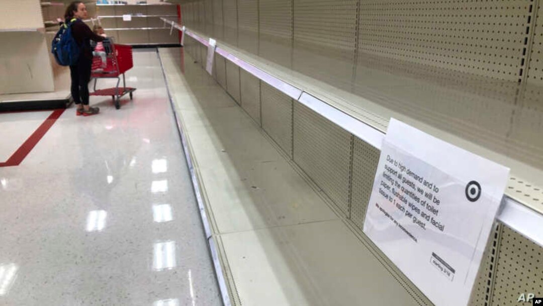 Una mujer mira incrédula cómo los supermercados han quedado barridos por consumidores asustados por el coronavirus. 