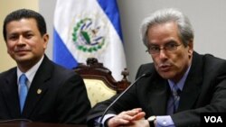 Arturo Valenzuela visitó El Salvador en 2010, en un momento en donde sostuvo reuniones con el ministro del Exterior Hugo Martinez.