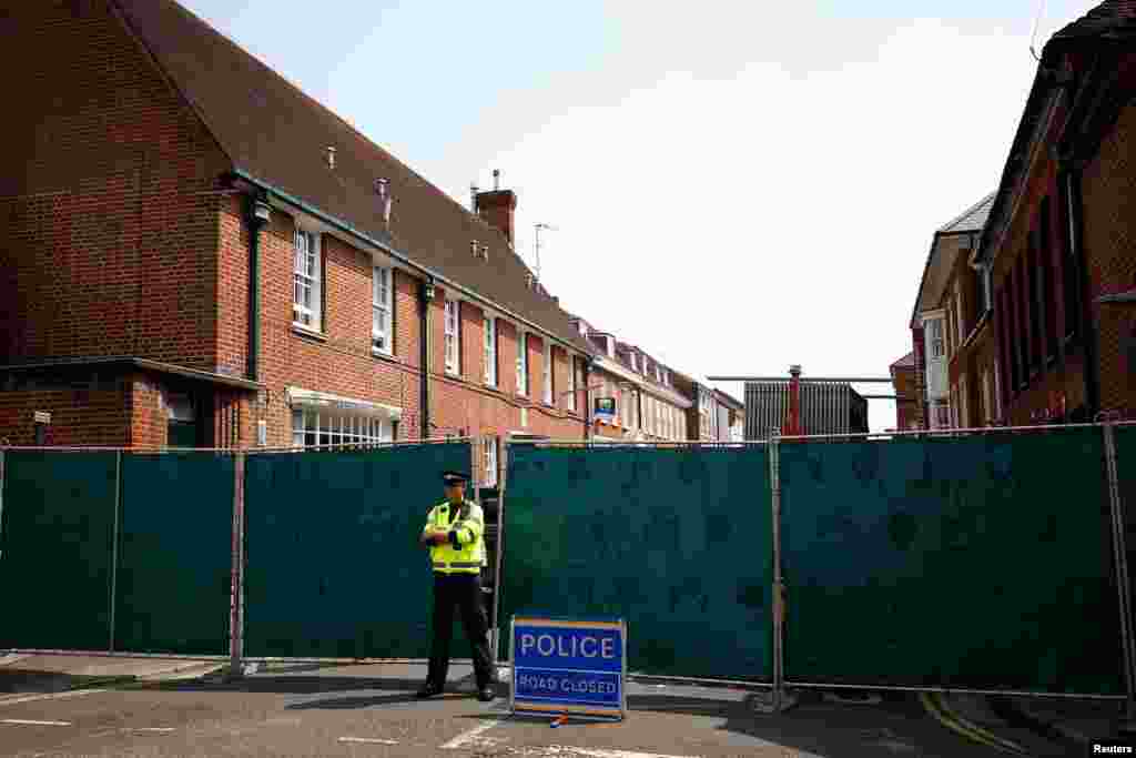 영국 런던 남부의 윌트셔 에임즈베리에서 40대 남녀가 '노비촉' 신경작용제에 노출된 후 의식불명으로 발견된 가운데 경찰이 두 남녀가 살던 '존 베이커 하우스' 앞에서 경비를 서고 있다. 