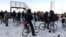 Qochqin va muhojirlar Rossiya-Norvegiya chegarasi yaqinidagi Nikel shahrida. 30-oktabr 2015-yil 