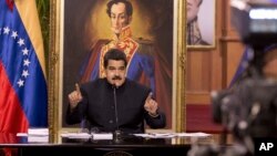 Maduro dijo en una cadena de radio y televisión desde el palacio de gobierno que las medidas generarán un “gran daño económico, financiero y energético”, y le quitarán la “solvencia financiera” a Venezuela.