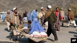 Des familles afghanes traversant la frontière pakistano-afghane à Turkham, le 30 janvier 2007.