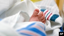 美国德克萨斯州一家医院里，一名婴儿的脚趾从毯子里探出来。（资料照片）