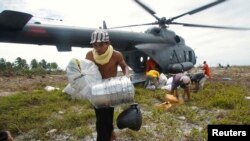 Helikopter MI-17 milik TNI-AD saat digunakan operasi pengiriman bantuan makanan untuk korban gempa bumi di Mentawai, 30 Oktober 2010. (Foto: Reuters)