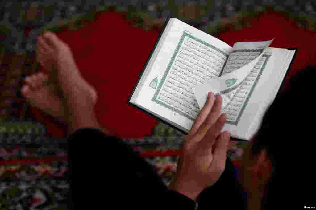 Seorang anak laki-laki membaca Alquran menjelang berakhirnya bulan suci Ramadan, di sebuah masjid di Jakarta, 3 Juni 2019. (Foto: Reuters)